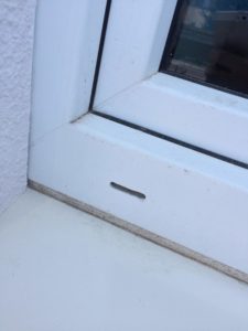サッシ水抜き穴